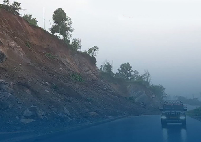 पहिरो र नदी कटानका कारण यी सडक पूर्ण रूपमा अवरुद्ध