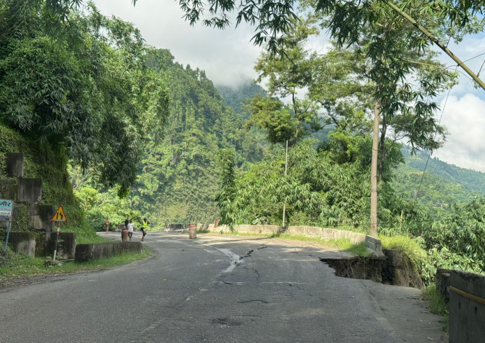 कृष्णभिरमा पहिरो खसेपछि पृथ्वी राजमार्ग अवरुद्ध