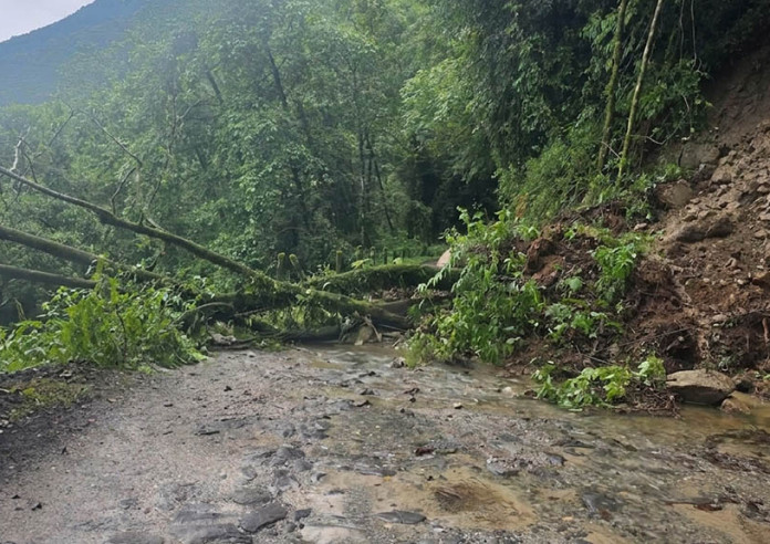 पासाङल्हामु सडक अवरुद्ध