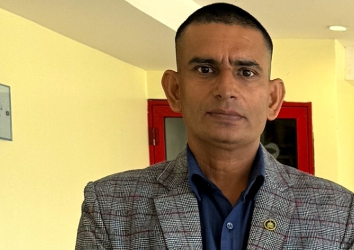 मोबाइलको कभर र सिसा फेर्दा ३५० तिरेका प्रहरी नायब निरीक्षकलाई पर्यो १० लाखको बम्पर उपहार
