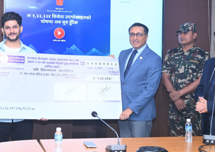 पहिलो बम्पर उपहार विजेता जोशी र एक लाख विजेता अर्याललाई अर्थमन्त्रीद्वारा पुरस्कार रकम हस्तान्तरण