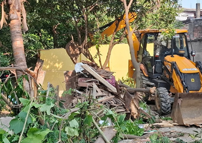 जनकपुरमा गुठीको अतिक्रमित जग्गामा चल्यो डोजर