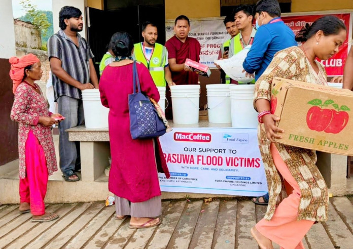 फुड इम्पायर सिंगापुरद्वारा चेम्बरमार्फत बाढीपीडितका लागि २० हजार अमेरिकी डलर बराबरको राहत सहयोग