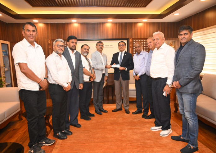 वनस्पति घ्यू तेल उत्पादक संघद्वारा प्रधानमन्त्री राहत कोषमा १ करोड १ लाख हस्तान्तरण