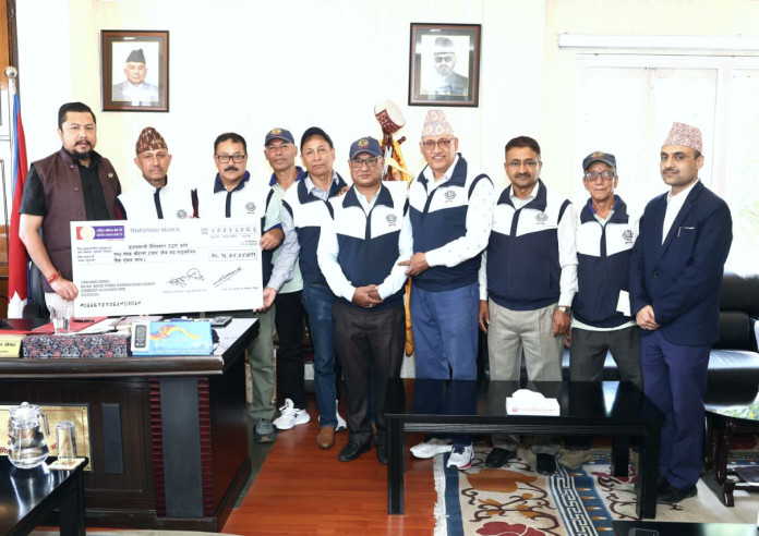 राष्ट्रिय वाणिज्य बैंकका पूर्वकर्मचारीद्वारा भोटेकोशी बाढी प्रभावितलाई १५ लाख ७४ हजार सहयोग