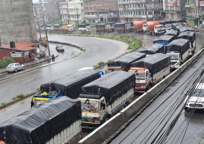 काठमाडौं जोड्ने राजमार्गहरू बन्द: सार्वजनिक बसहरू ’होल्ड’