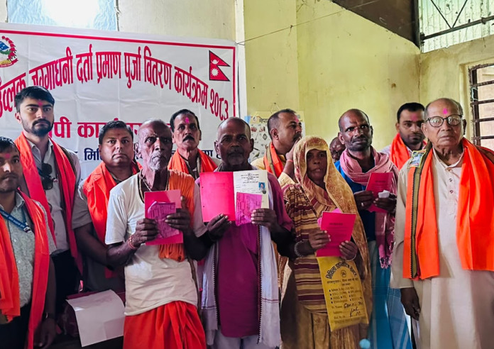 ९ वर्षपछि धनुषाका ३८८ परिवारले पाए लालपुर्जा