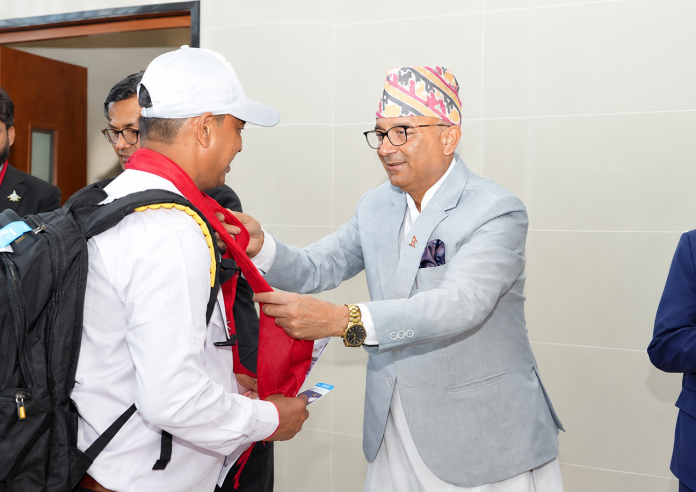 पोखराबाट पहिलो उडानमा दुबई जाने यात्रुलाई नगर प्रमुख आचार्यले गरे बिदाई