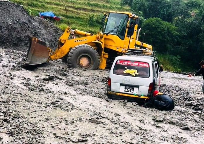 बाढी तथा पहिरोका कारण बागलुङका दुई राजमार्ग अवरुद्ध  
