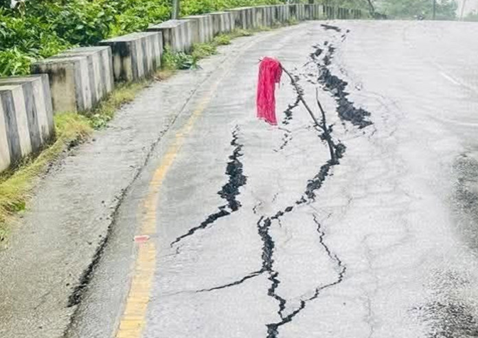 त्रिशूलीको कटानले मुग्लिन-नारायणगढ सडक खण्डको सिमलतालमा भासियो सडक