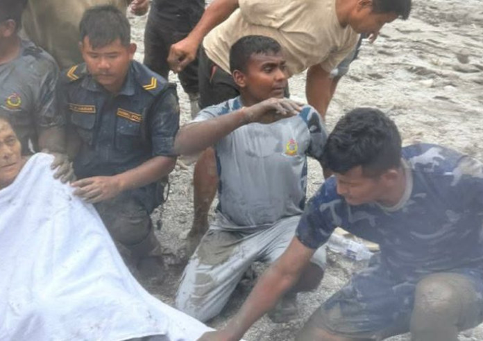 बाढीमा पुरिएको घरबाट एक महिलाको उद्धार