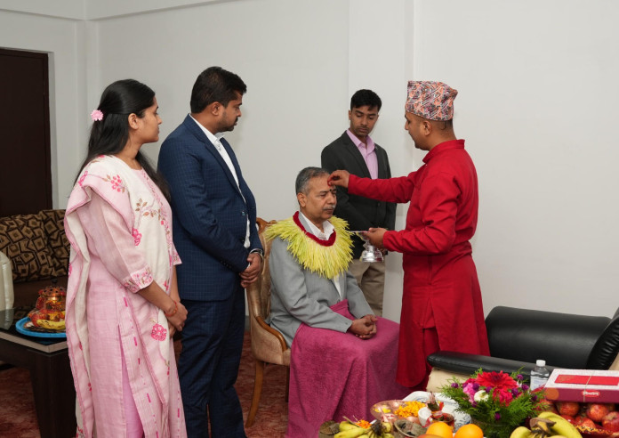 उपराष्ट्रपति रामसहायप्रसाद यादवले लगाए दसैँको टीका