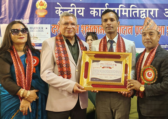 कवि एवम् सञ्चारकर्मी सरोज ओझा ‘स्रष्टा सम्मान’बाट सम्मानित