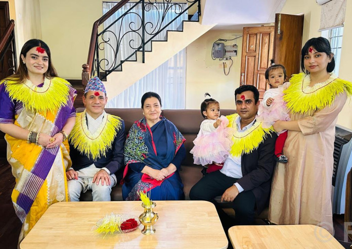 पूर्वराष्ट्रपति भण्डारीद्वारा छोरी-ज्वाईँ र सर्वसाधारणलाई टीका प्रदान