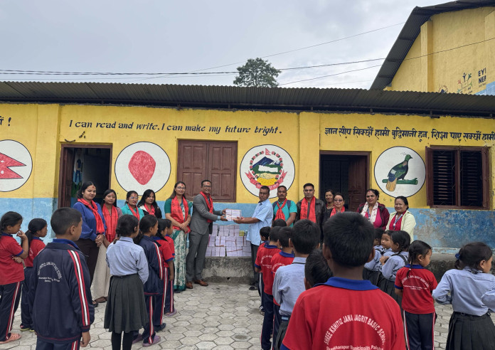 सानिमा रिलायन्स लाईफ इन्स्योरेन्सद्वारा क्षितिज जनजागृत विद्यालयलाई शैक्षिक सामग्री सहयोग