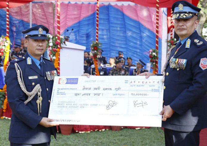 निरीक्षक सुरेश कुमार हायुद्वारा प्रहरी महानिरीक्षक कार्कीलाई १० लाखको छात्रवृत्ति अक्षयकोष हस्तान्तरण