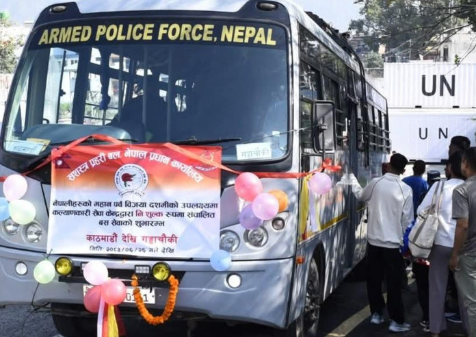 दसैँमा सशस्त्र प्रहरीको बससेवा: दुई दिनमा एक हजारभन्दा बढीले लिए निःशुल्क बस सेवा