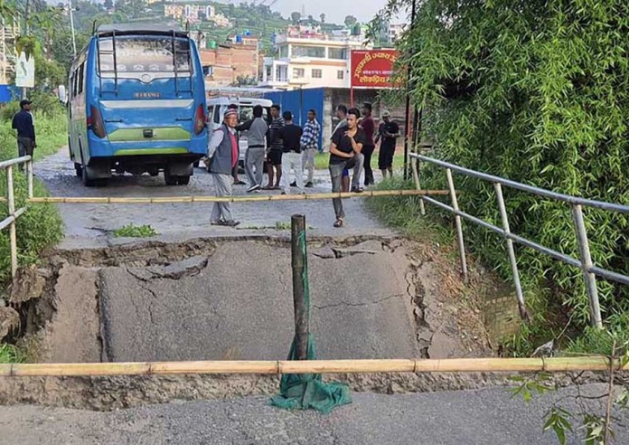नाला र भक्तपुर सडकको पुण्यमाता खोलाको पुल भाँचियो, सडक पूर्णमा अवरुद्ध