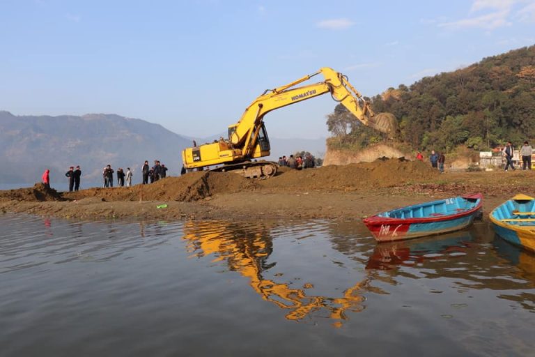 फेवाताल संरक्षणमा तालबाट माटो निकालिदै