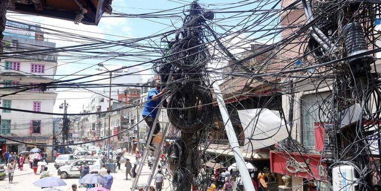 केबल तारको व्यवस्थापन गर्दै विराटनगर