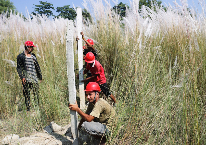 दोस्रो अन्तर्राष्ट्रिय विमानस्थलको तारबारमा ठेकेदारको बदमासीः नाफा लिन कमसल सामग्री प्रयोग