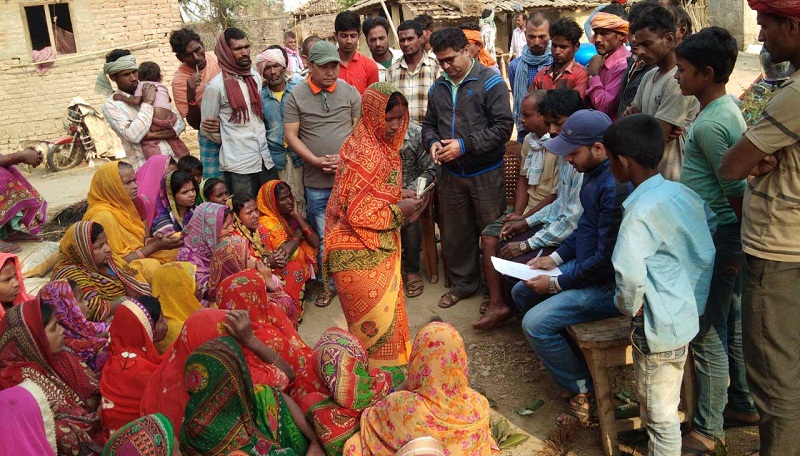 स्वावलम्बन लघुवित्तद्वारा बारा–पर्साको हावाहुरी पिडितलाई राहत वितरण