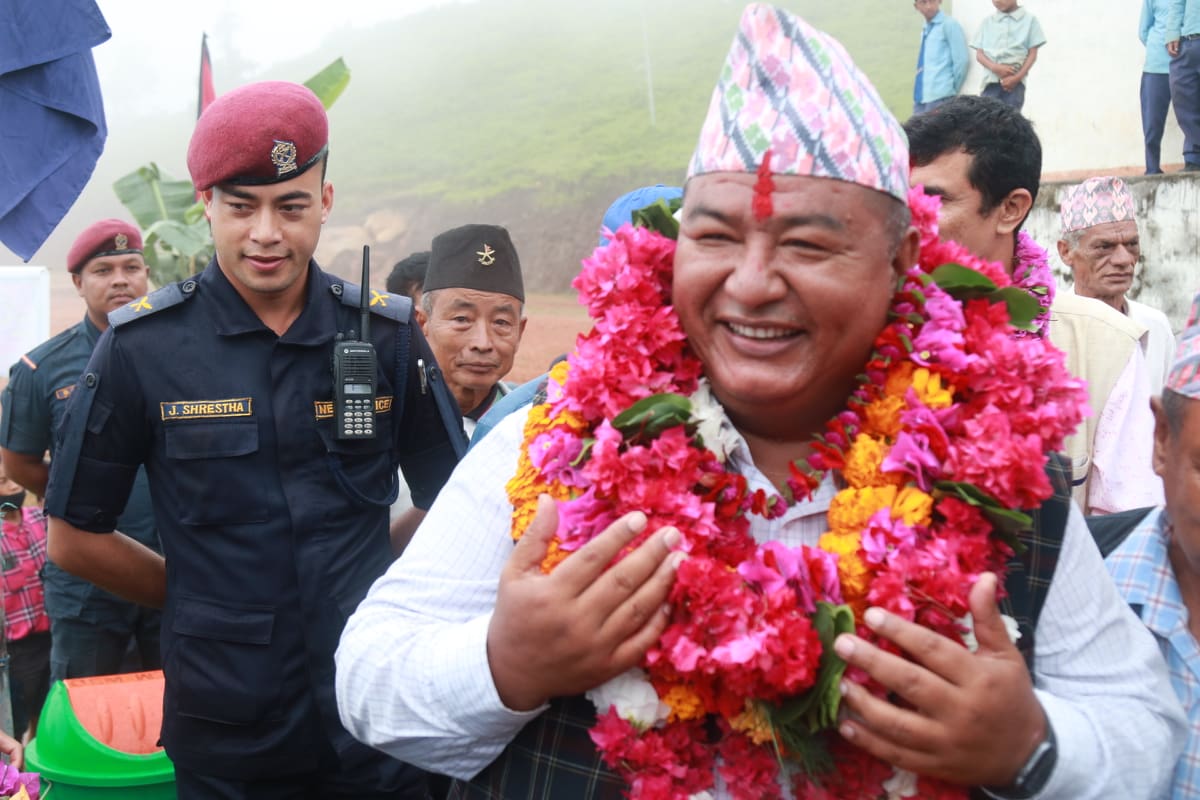 सांसद श्रेष्ठले एक महिनाको तलब जनगायक शर्माको छोराको उपचारको लागि दिने