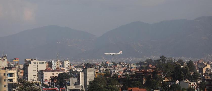 खराब मौसमले सबै फ्लाइट रद्द, विमानस्थलमा यात्रुको भीड