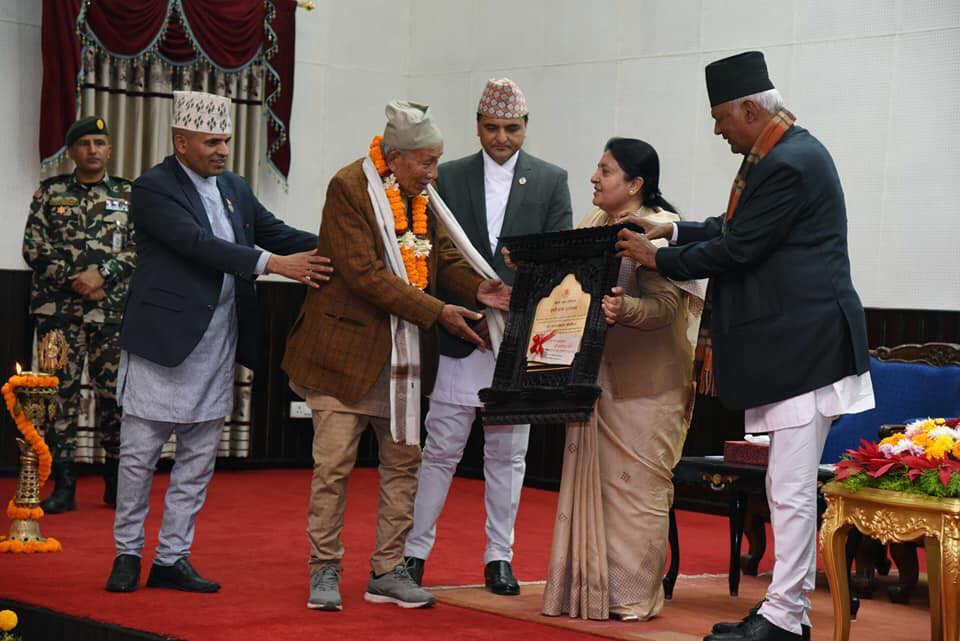 शताब्दी पुरुष जोशीलाई चार लाख  राशिको पृथ्वी पुरस्कार