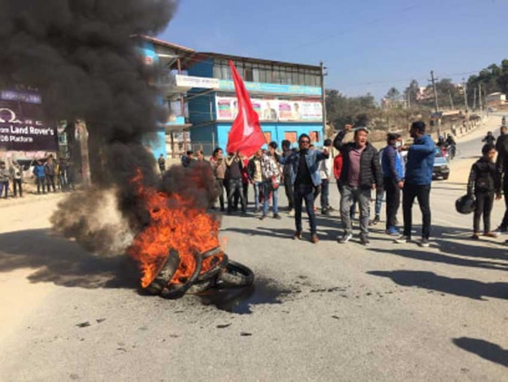 गोकर्ण रिसोर्ट अगाडी नेविसंघको प्रदर्शन, टायर बालेर चक्काजाम