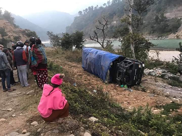 देवघाटमा प्रहरी भ्यान दुर्घटना हुँदा एक प्रहरीको मृत्‍यु, ३ जनाको अबस्था चिन्ताजनक