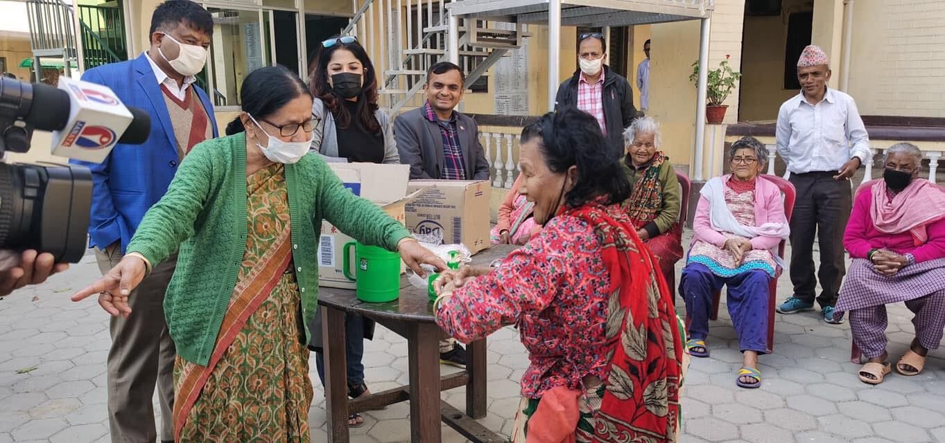 कोरोनाको जोखिम न्यूनिकरणका लागि जुर्मुरायो भरतमोहन अधिकारी स्‍मृति फाउण्डेसन