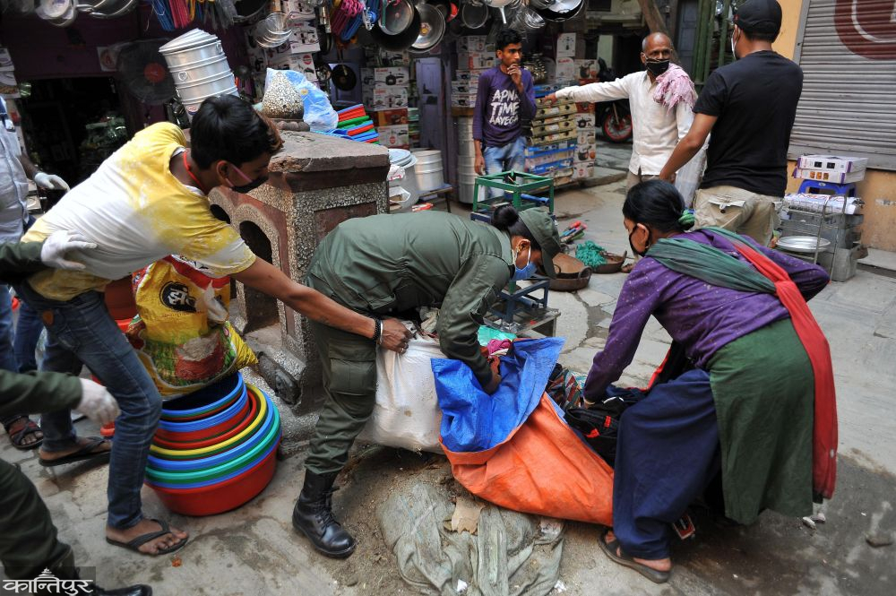 कोरोना संक्रमण फैलन सक्ने भन्दै महानगर र स्थानीयले हटाए फुटपाथ पसल