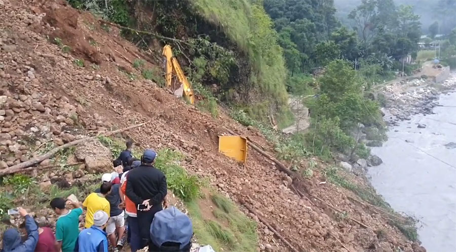 बागलुङ निरयघाट नजिक खसेको पहिरोले स्काभेटर, टिपर र ट्र्याक्टर पुरियो , दुई चालक बेपत्ता