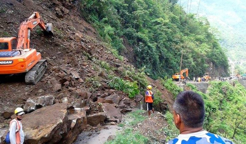 पहिरोका कारण नारायणगढ- मुग्लिन सडक अवरुद्ध