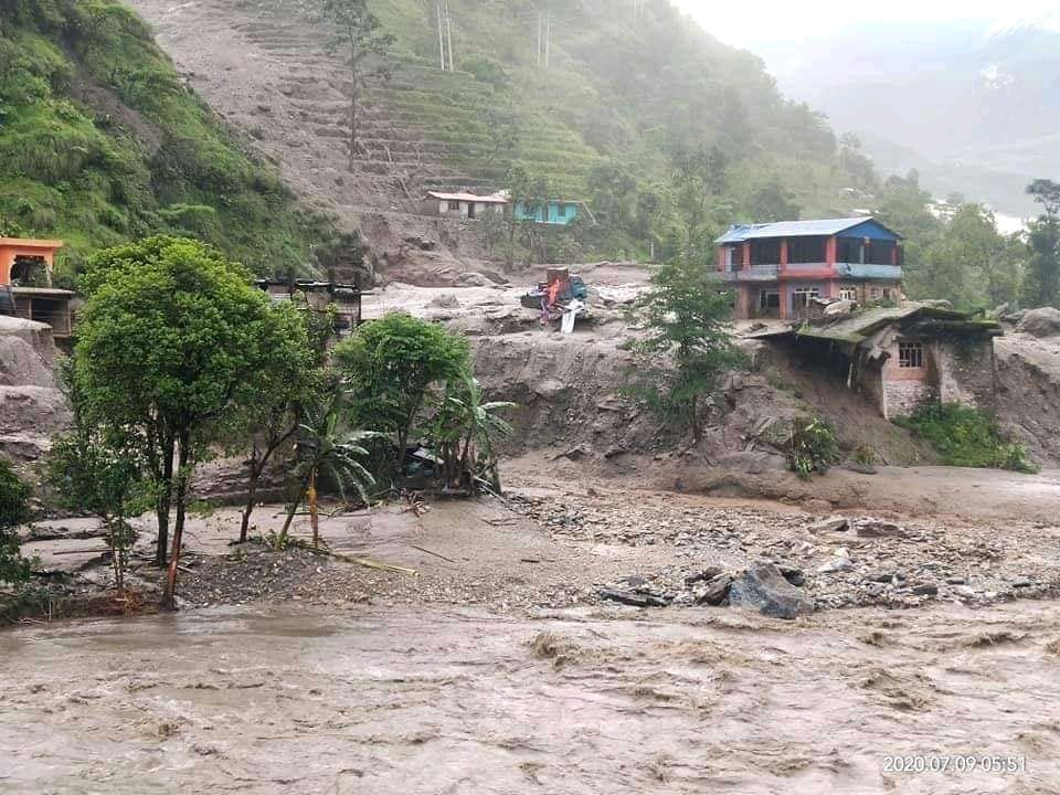 सिन्धुपाल्चोकमा फेरि पहिरो, एकै परिवारका पाँच बेपत्ता