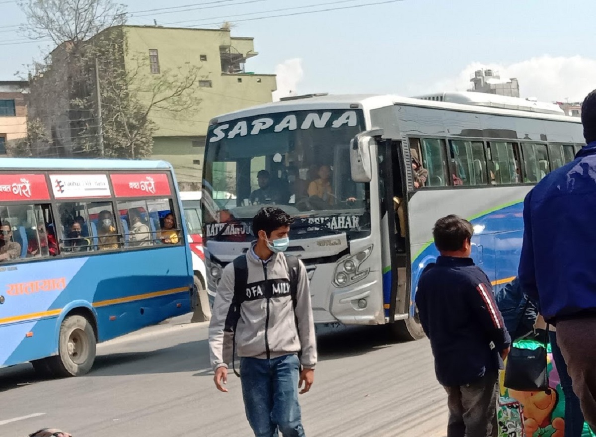 सिटभर यात्रु राखेर बढी भाडा असुल्दै सार्वजनिक सवारी