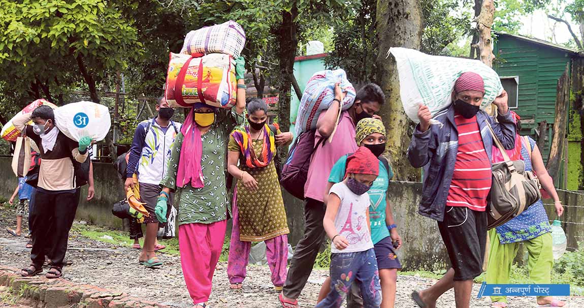 भारतबाट आएका हजारौं नेपाली सिधै घर जान थाले