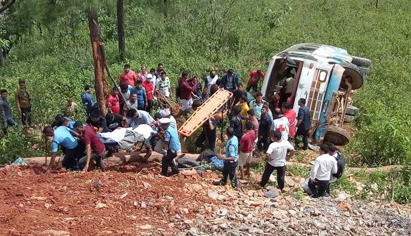 बस दुर्घटना हुँदा ३ जनाको मृत्यु, ३५ जना घाइते