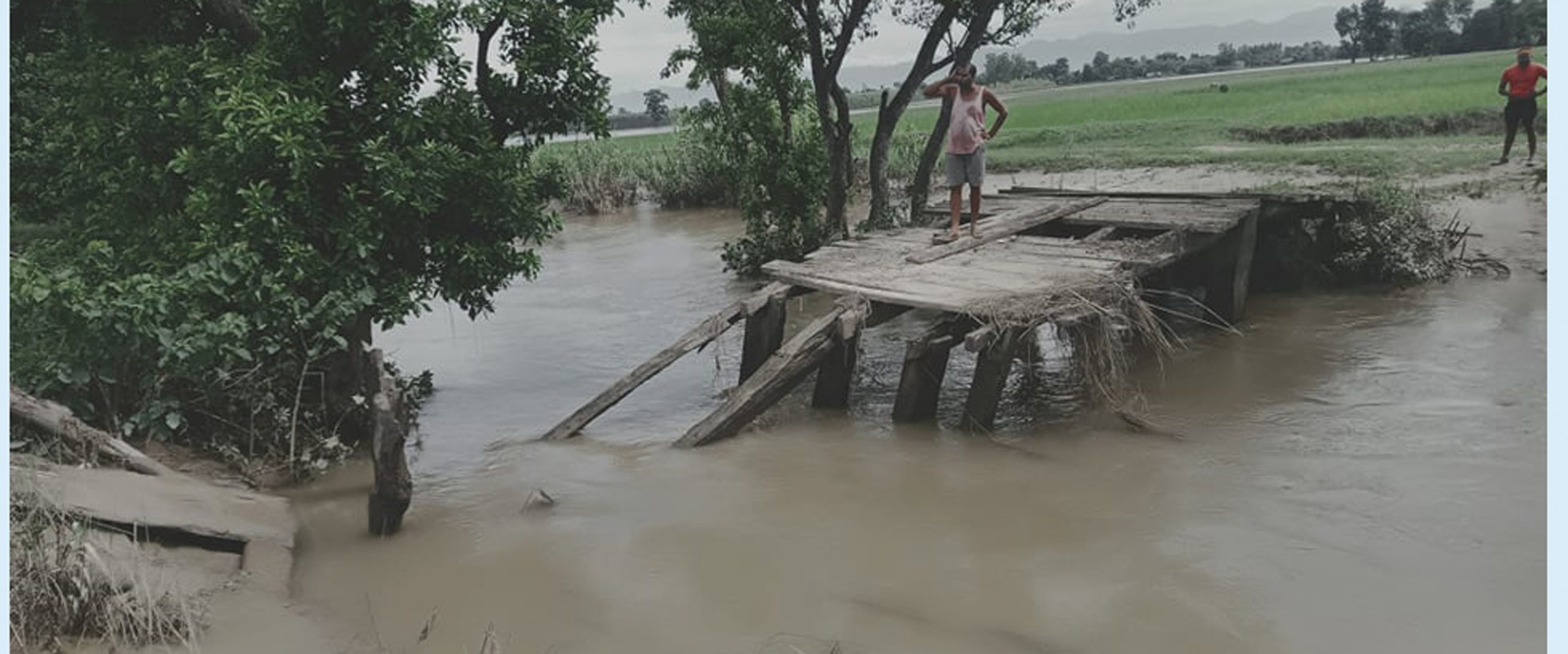 सरकारले बाढीमा ज्यान गुमाएका मृतकका परिवारलाई २/२ लाख रकम हस्तान्तरण