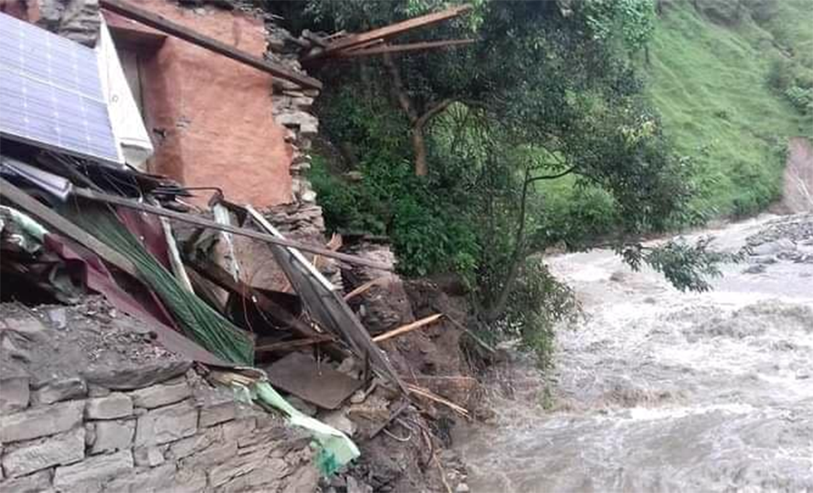 जाजरकोटमा अविरल वर्षासँगै आएको बाढीले वडा कार्यालय बगायो