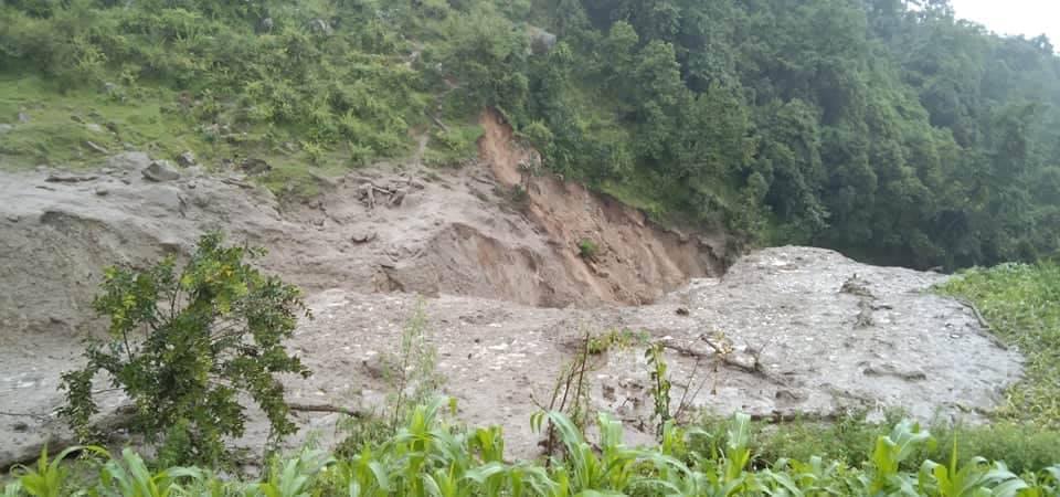 कालिकोटमा पहिरोले वडा सदस्यको घर पुरिँदा ६ जनाको मृत्यु