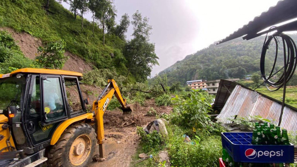 मेलम्चीमा बन्दै गरेको कभर्ड हल पहिरोले पुरियो, ८ जना बेपत्ता