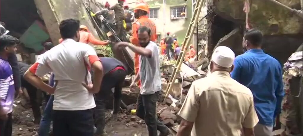 मुम्बईमा ३ तले भवन भत्किँदा १० जनाको मृत्यु