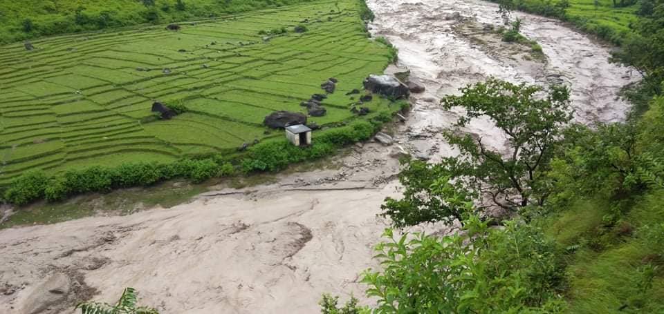 खोलामा आएको बाढीले बगाएर २ जनाको मृत्यु