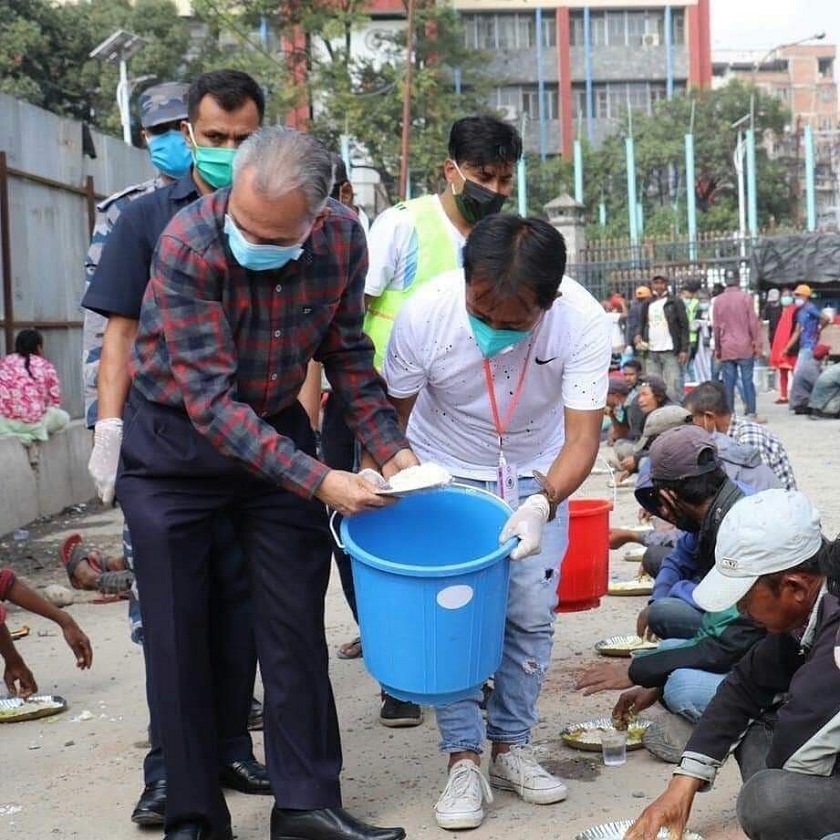 पूर्वप्रधानमन्त्री बाबुरामले खुल्लामञ्चमा सर्वसाधारणलाई खाना खुवाए