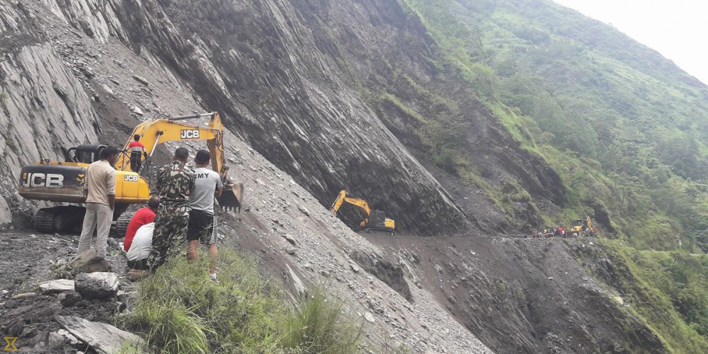 म्याग्दीमा आएको बाढी र पहिरोले बेनी–जोमसोम सडक अवरुद्ध