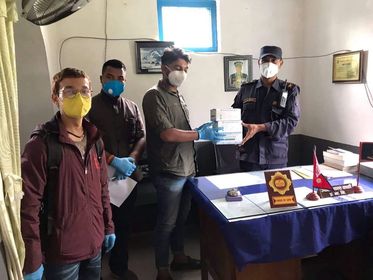 याभ नेपाल र टान्सफर्म नेपालकाे संयुक्त पहलमा भक्तपुरमा प्रहरीलाई माक्स वितरण