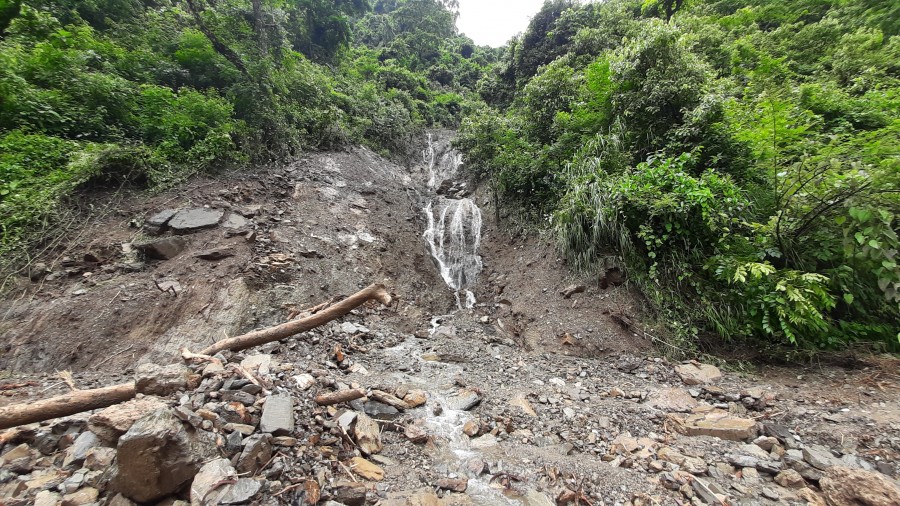 धादिङको खत्रिपौवामा पहिरो, काठमाडौं आवतजावत गर्ने गाडी रोकिए