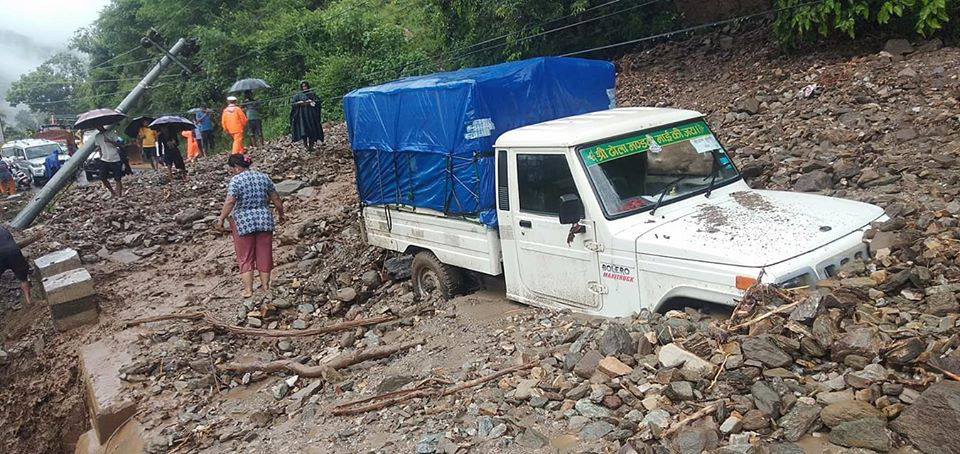 धादिङको गजुरीमा पहिरोले २ वटा गाडी पुरियो, पृथ्वी राजमार्ग अवरुद्ध